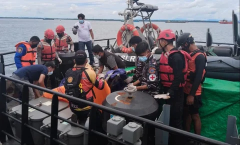 Evakuasi temuan jenasah di perairan Teluk Balikpapan, Kalimantan Timur, Kamis (13/11/2025).