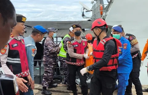 Evakuasi temuan jenasah di perairan Teluk Balikpapan, Kalimantan Timur, Kamis (13/11/2025).