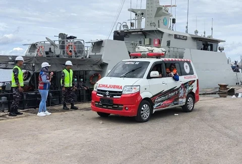 Evakuasi temuan jenasah di perairan Teluk Balikpapan, Kalimantan Timur, Kamis (13/11/2025).