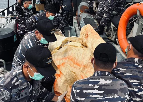 Prajurit TNI AL saat mengevakuasi temuan jenasah di perairan Teluk Balikpapan, Kalimantan Timur, Kamis (13/11/2025).