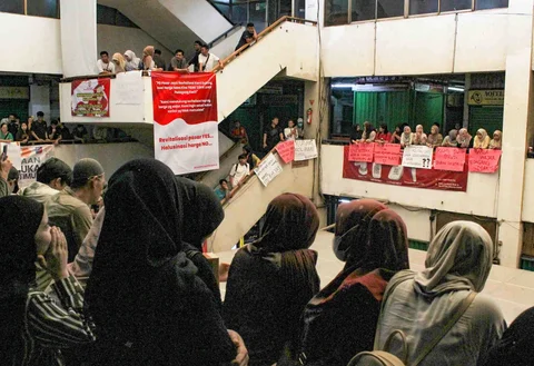 Para pedagang melakukan aksi unjuk rasa sebagai bentuk protes menolak revitalisasi pasar yang dianggap tidak transparan  di Pasar Pramuka, Jakarta Timur Jum'at (14/11/2025).