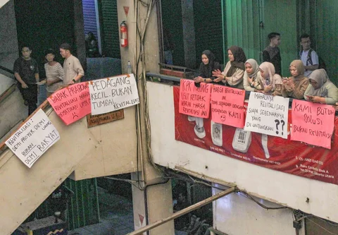 Para pedagang melakukan aksi unjuk rasa sebagai bentuk protes menolak revitalisasi pasar yang dianggap tidak transparan  di Pasar Pramuka, Jakarta Timur Jum'at (14/11/2025).
