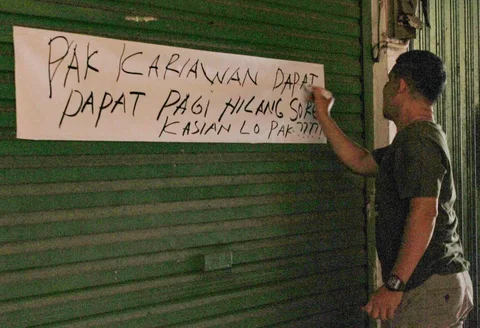 Para pedagang melakukan aksi unjuk rasa sebagai bentuk protes menolak revitalisasi pasar yang dianggap tidak transparan  di Pasar Pramuka, Jakarta Timur Jum'at (14/11/2025).