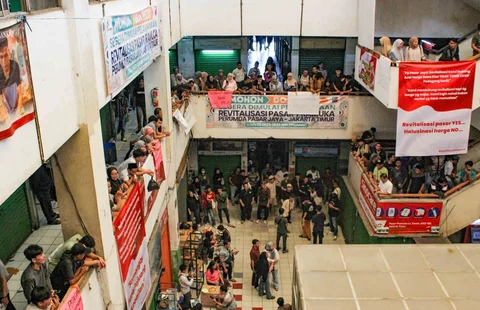 Para pedagang melakukan aksi unjuk rasa sebagai bentuk protes menolak revitalisasi pasar yang dianggap tidak transparan  di Pasar Pramuka, Jakarta Timur Jum'at (14/11/2025).