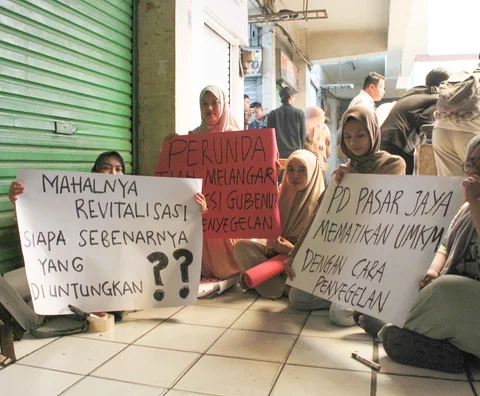 Para pedagang melakukan aksi unjuk rasa sebagai bentuk protes menolak revitalisasi pasar yang dianggap tidak transparan  di Pasar Pramuka, Jakarta Timur Jum'at (14/11/2025).
