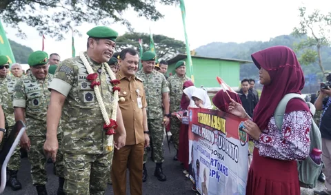 Kasad Jenderal TNI Maruli Simanjuntak  bersama Gubernur Jawa Tengah Ahmad Luthfi saat meresmikan instalasi pompa hidram di Kecamatan Rawalo, Kabupaten Banyumas, Jawa Tengah,  Kamis (13/11/2025).