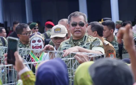 Kasad Jenderal TNI Maruli Simanjuntak  bersama Gubernur Jawa Tengah Ahmad Luthfi saat meresmikan instalasi pompa hidram di Kecamatan Rawalo, Kabupaten Banyumas, Jawa Tengah,  Kamis (13/11/2025).