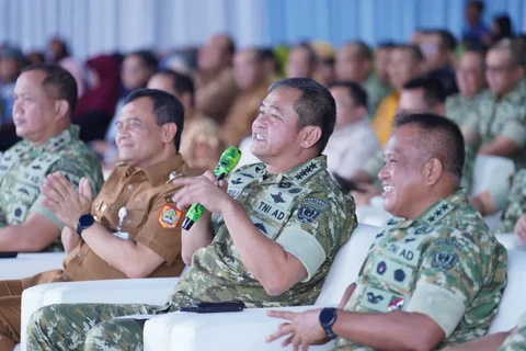 Kasad Jenderal TNI Maruli Simanjuntak  bersama Gubernur Jawa Tengah Ahmad Luthfi saat meresmikan instalasi pompa hidram di Kecamatan Rawalo, Kabupaten Banyumas, Jawa Tengah,  Kamis (13/11/2025).