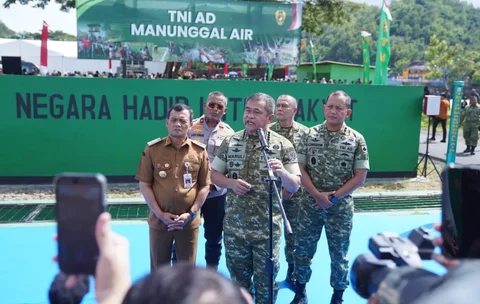 Kasad Jenderal TNI Maruli Simanjuntak  bersama Gubernur Jawa Tengah Ahmad Luthfi saat meresmikan instalasi pompa hidram di Kecamatan Rawalo, Kabupaten Banyumas, Jawa Tengah,  Kamis (13/11/2025).