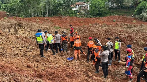 Tims Sar saat melakukan korban hilang musibah tanah longsor di Majenang, Cilacap, jawa Tengah, Jumat (14/22/2025).