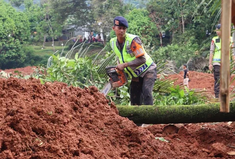 Tims Sar saat melakukan korban hilang musibah tanah longsor di Majenang, Cilacap, jawa Tengah, Jumat (14/22/2025).