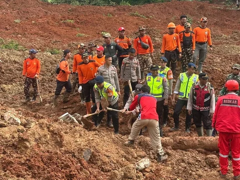 Tims Sar saat melakukan korban hilang musibah tanah longsor di Majenang, Cilacap, jawa Tengah, Jumat (14/22/2025).