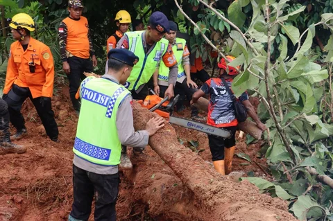 Tims Sar saat melakukan korban hilang musibah tanah longsor di Majenang, Cilacap, jawa Tengah, Jumat (14/22/2025).
