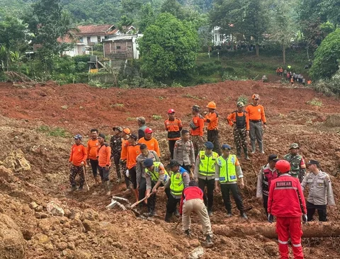 Tims Sar saat melakukan korban hilang musibah tanah longsor di Majenang, Cilacap, jawa Tengah, Jumat (14/22/2025).