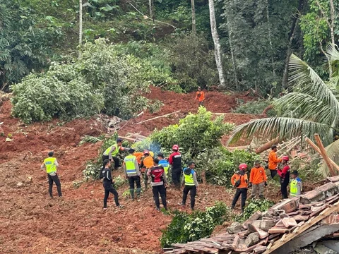 Tims Sar saat melakukan korban hilang musibah tanah longsor di Majenang, Cilacap, jawa Tengah, Jumat (14/22/2025).