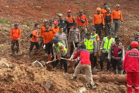 Tim K-9 Polda Jateng Diterjunkan Cari Korban Longsor di Cilacap