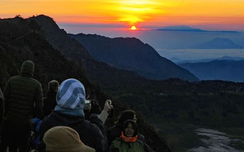 Pengunjung memadati Love Hill menunggu matahari terbit di Bromo, Jawa Timur