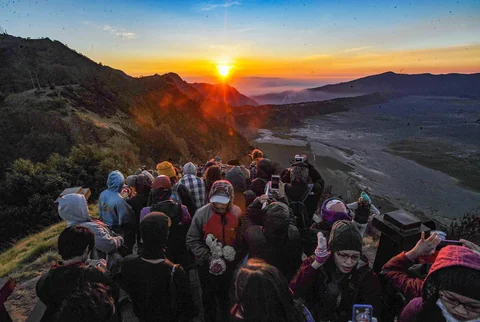 Pengunjung memadati Love Hill menunggu matahari terbit di Bromo, Jawa Timur