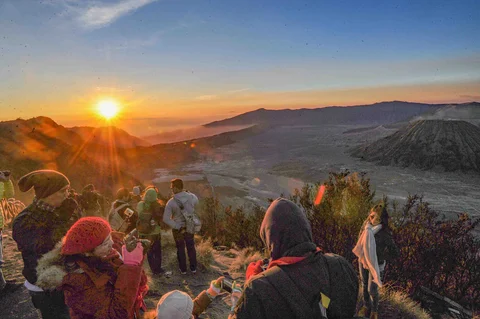 Pengunjung memadati Love Hill menunggu matahari terbit di Bromo, Jawa Timur