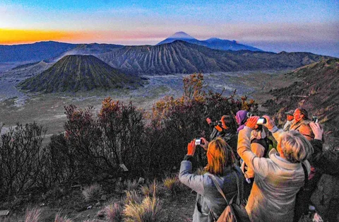Pengunjung memadati Love Hill saat  matahari terbit di Bromo, Jawa Timur