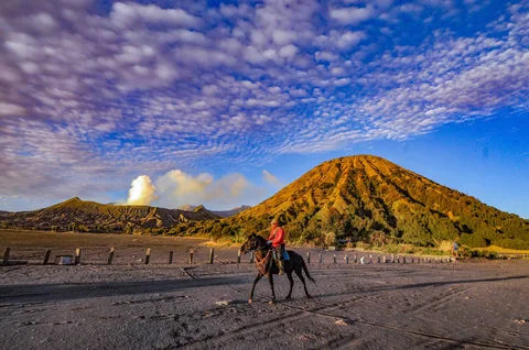 Warga Tengger berkuda di Bromo, Jawa Timur
