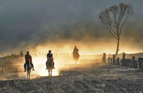 Warga Tengger berkuda pada pagi hari di Bromo, Jawa Timur