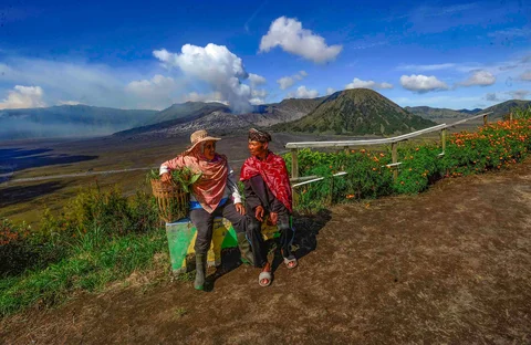 Warga Tengger saat pagi hari di Ngadisari, Bromo, Jawa Timur