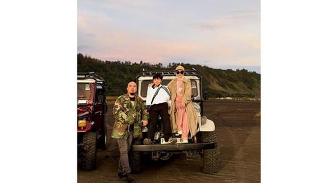 Gaya kasual Mulan Jameela saat liburan di Bromo. [IG: @mulanjameela1]