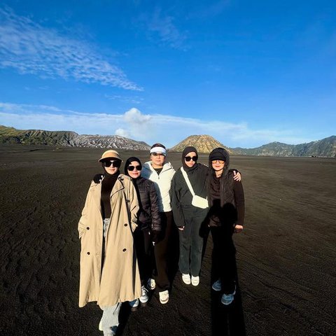 Gaya kasual Mulan Jameela saat liburan di Bromo. [IG: @mulanjameela1]