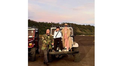 Gaya kasual Mulan Jameela saat liburan di Bromo. [IG: @mulanjameela1]