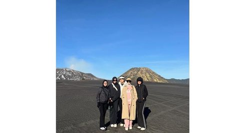 Gaya kasual Mulan Jameela saat liburan di Bromo. [IG: @mulanjameela1]