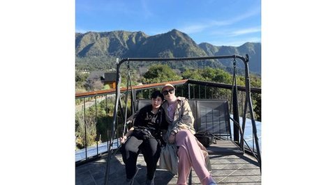 Gaya kasual Mulan Jameela saat liburan di Bromo. [IG: @mulanjameela1]