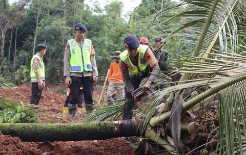 Tim K-9 Polda Jateng Diterjunkan Cari Korban Longsor di Cilacap