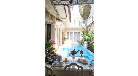 Potret area belakang rumah Paramitha Rusady yang elegan dan penuh nuansa klasik. [IG: @paramitha118real]