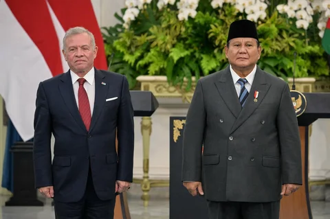 Raja Yordania Abdullah II bersama Presiden Prabowo Subianto di Istana Kepresidenan Jakarta, Jumat (14/11/2025).