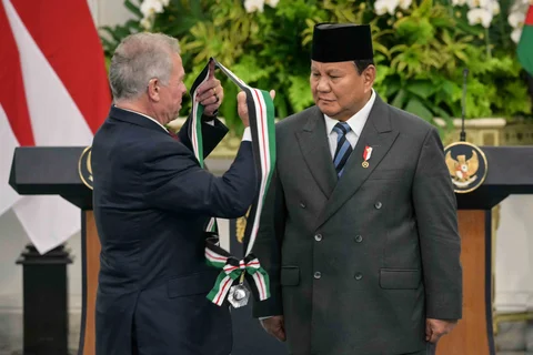 Raja Yordania Abdullah II menganugerahkan Bejeweled Grand Cordon Al-Nahda (Ordo Renaisans Yordania) kepada Presiden Prabowo Subianto di Istana Kepresidenan Jakarta, Jumat (14/11/2025).