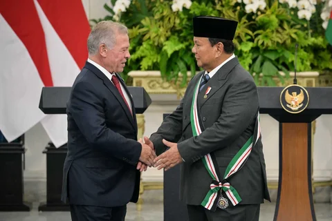 Raja Yordania Abdullah II menganugerahkan Bejeweled Grand Cordon Al-Nahda (Ordo Renaisans Yordania) kepada Presiden Prabowo Subianto di Istana Kepresidenan Jakarta, Jumat (14/11/2025).