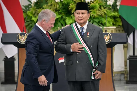Raja Yordania Abdullah II menganugerahkan Bejeweled Grand Cordon Al-Nahda (Ordo Renaisans Yordania) kepada Presiden Prabowo Subianto di Istana Kepresidenan Jakarta, Jumat (14/11/2025).