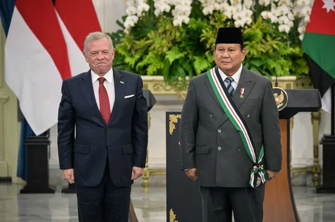 Raja Yordania Abdullah II menganugerahkan Bejeweled Grand Cordon Al-Nahda (Ordo Renaisans Yordania) kepada Presiden Prabowo Subianto di Istana Kepresidenan Jakarta, Jumat (14/11/2025).