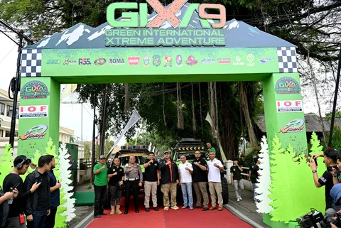 Gubernur Sumut Muhammad Bobby Afif Nasution, di dampingi Ketua Umum Xtrim Indonesia Musa Idishah beserta Ketua IOF Sumut Omen Matondang dan Ketua IMI Sumut Harun Mustafa Nasution beserta beberapa OPD, melepas peserta Green International Xtreme Adventure (GIXA) 2025