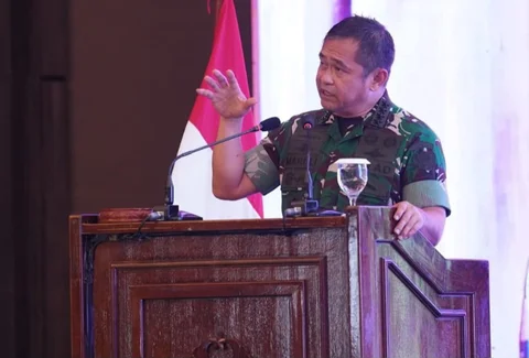Kasad Jenderal TNI Maruli Simanjuntak saat menutup Apel Komandan Satuan Komando Kewilayahan (Dansatkowil) Terpusat Tahun 2025 di Banyumas, Jawa Tengah, Jumat (14/11/2025).