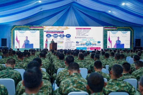 Kasad Jenderal TNI Maruli Simanjuntak saat menutup Apel Komandan Satuan Komando Kewilayahan (Dansatkowil) Terpusat Tahun 2025 di Banyumas, Jawa Tengah, Jumat (14/11/2025).