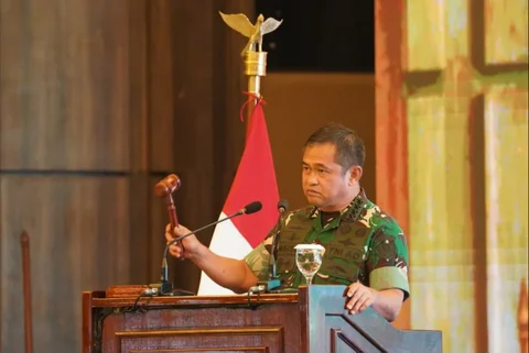 Kasad Jenderal TNI Maruli Simanjuntak saat menutup Apel Komandan Satuan Komando Kewilayahan (Dansatkowil) Terpusat Tahun 2025 di Banyumas, Jawa Tengah, Jumat (14/11/2025).