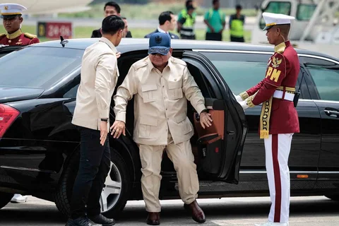 Presiden Prabowo Subianto keluar dari mobil yang ditumpanginya bersama Raja Yordania Abdullah II di Pangkalan Angkatan Udara Halim Perdanakusuma di Jakarta, Sabtu (15/ 11/ 2025).