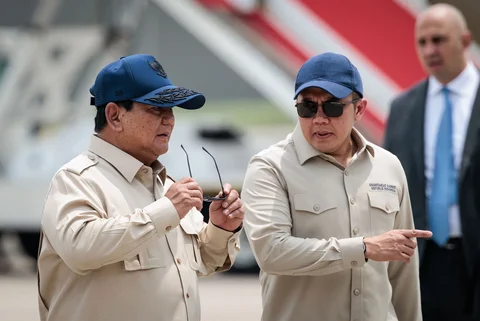 Presiden Indonesia Prabowo Subianto berbicara dengan Sekretaris Kabinet Teddy Indra Wijaya usai melepas Raja Yordania Abdullah II di Pangkalan TNI AU Halim Perdanakusuma di Jakarta, Sabtu (15/ 11/ 2025).