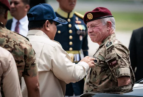 Presiden Prabowo Subianto berbincang dengan Raja Yordania Abdullah II di Pangkalan Angkatan Udara Halim Perdanakusuma di Jakarta,  Sabtu (15/ 11/ 2025).