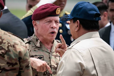 Presiden Prabowo Subianto berbincang dengan Raja Yordania Abdullah II di Pangkalan Angkatan Udara Halim Perdanakusuma di Jakarta,  Sabtu (15/ 11/ 2025).