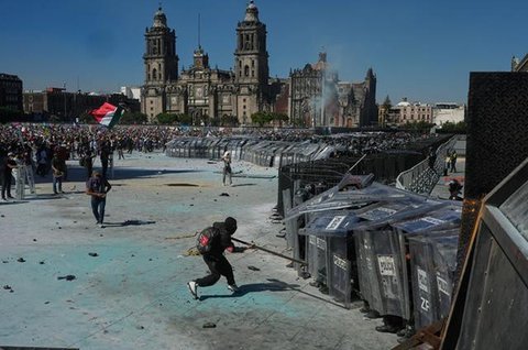 Demo Gen Z di Kota Meksiko, Meksiko, pada Sabtu (15/11/2025). (Dok. AP/Marco Ugarte)