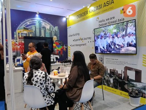 Salah satu booth penyedia wahana wisata alam di Ciseeng, Bogor, yang menawarkan konsep unik di Indonesia Outing Expo 2025. Pengunjung bisa masuk gratis dengan menukar sampah. (dok. Liputan6.c