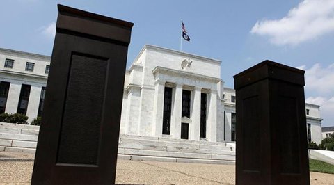 Replika emas logam mulia di Butik Emas LM ANTAM,  Jakarta,Senin (19/10).Harga emas batangan PT Aneka Tambang Tbk (ANTM) atau emas Antam pada perdagangan Senin, 19 Oktober 2020, stabil sejak d